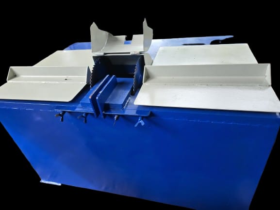 Double-saw-wood-cutting-machine